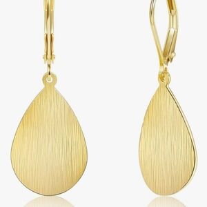 Chic Gold Teardrop Earrings
